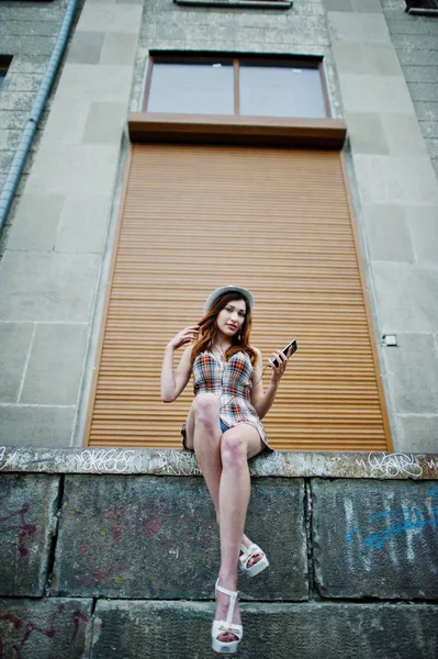 Şaşırtıcı uzun bacaklı kız giymek şapka shutte karşı hig topuklu