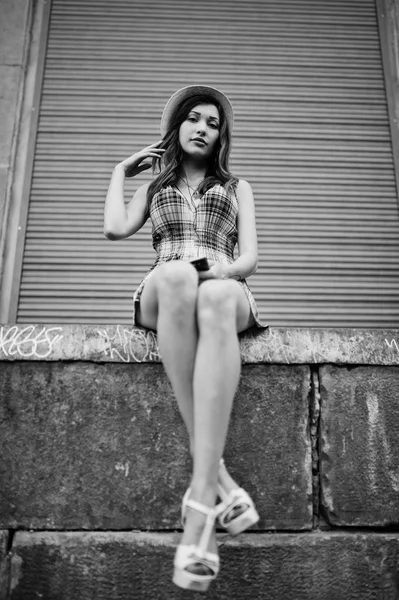 Şaşırtıcı uzun bacaklı kız giymek şapka shutte karşı hig topuklu