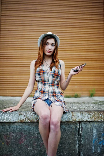 Increíbles piernas largas con tacones de la cadera chica usar en el sombrero contra el cierre —  Fotos de Stock