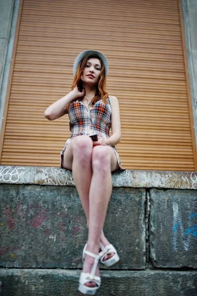 Şaşırtıcı uzun bacaklı kız giymek şapka shutte karşı hig topuklu