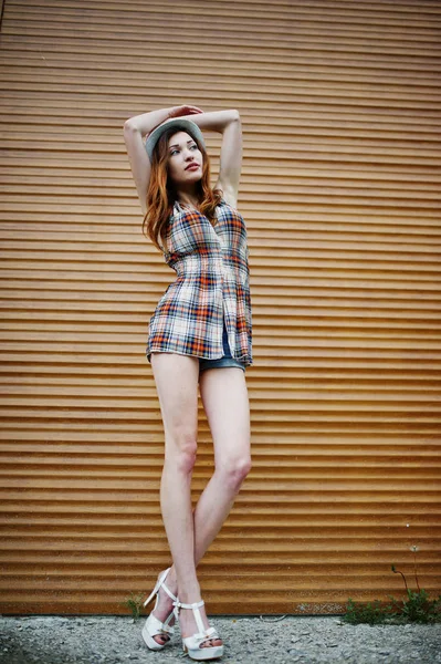 Şaşırtıcı uzun bacaklı kız giymek şapka shutte karşı hig topuklu