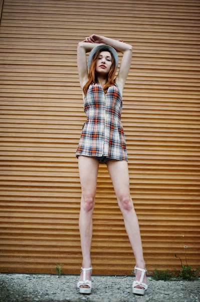 Şaşırtıcı uzun bacaklı kız giymek şapka shutte karşı hig topuklu