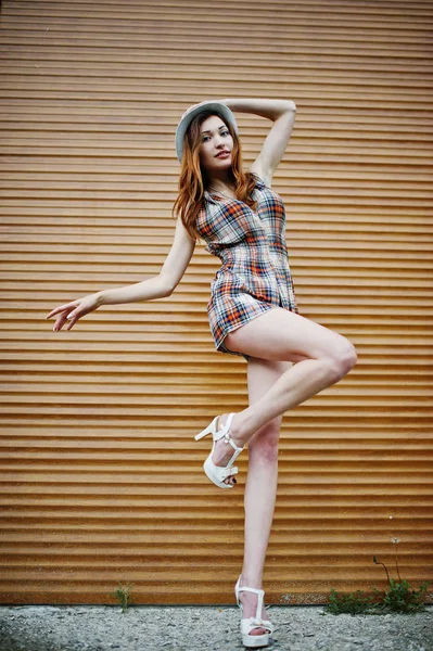 Şaşırtıcı uzun bacaklı kız giymek şapka shutte karşı hig topuklu