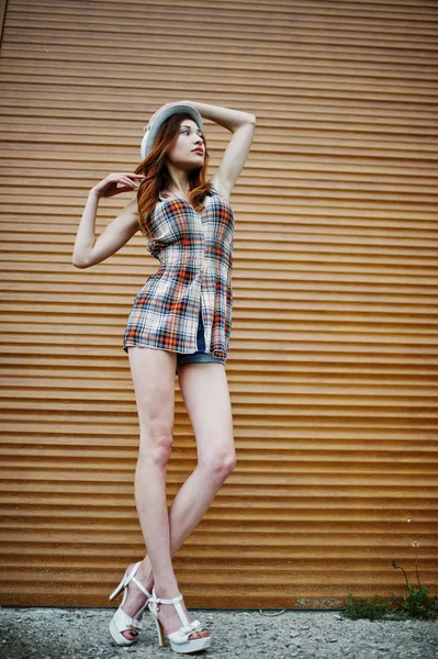 Şaşırtıcı uzun bacaklı kız giymek şapka shutte karşı hig topuklu