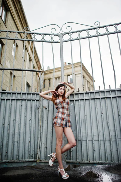 Şaşırtıcı uzun bacaklı kız giymek şapka demir f karşı hig topuklu