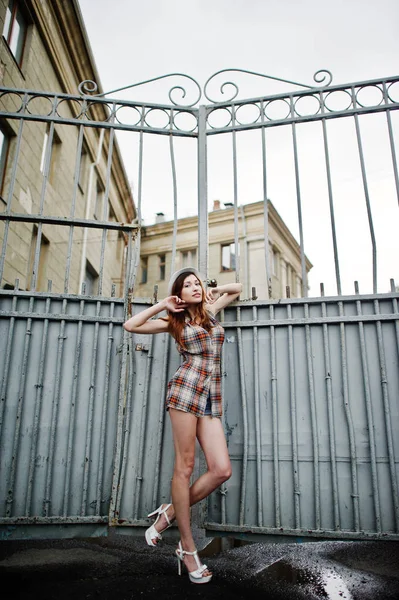 Şaşırtıcı uzun bacaklı kız giymek şapka demir f karşı hig topuklu