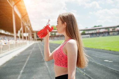 Fitness spor stadyum açık spor, sportif kız. Hap'ı