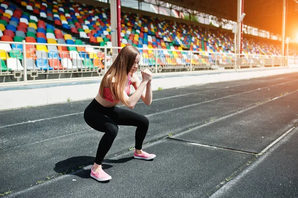 Σπορ κορίτσι Fitness σε αθλητικά είδη στο στάδιο υπαίθρια αθλήματα. HAP — Φωτογραφία Αρχείου