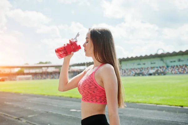 Fitness ragazza sportiva in abbigliamento sportivo allo stadio sport all'aria aperta. Hap — Foto Stock