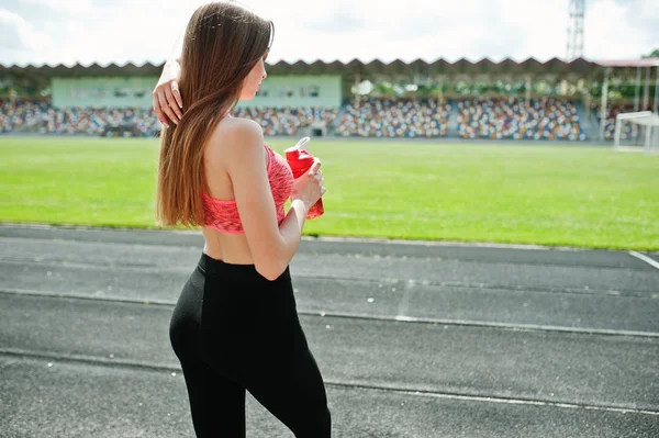 Fitness Sportovní dívka sportovní oblečení na sportovní stadion. HAP — Stock fotografie