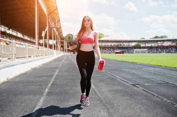 Chica deportiva de fitness en ropa deportiva en los deportes al aire libre del estadio. Hap. — Foto de Stock