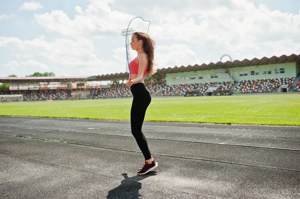 Chica deportiva de fitness en ropa deportiva en un estadio de fútbol al aire libre — Foto de Stock