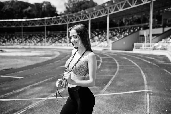 Спортивная девушка в спортивной одежде на футбольном стадионе под открытым небом — стоковое фото
