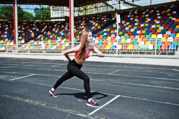 Chica deportiva de fitness en ropa deportiva en los deportes al aire libre del estadio. Hap. — Foto de Stock