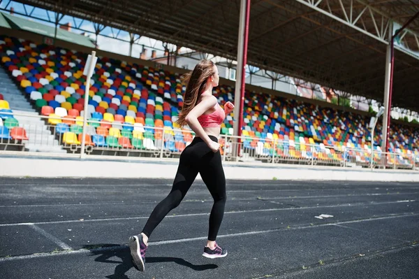 Fitness menina desportiva em sportswear no estádio esportes ao ar livre. Hap — Fotografia de Stock