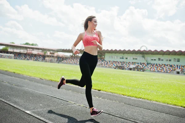 Chica deportiva de fitness en ropa deportiva en los deportes al aire libre del estadio. Hap. — Foto de Stock