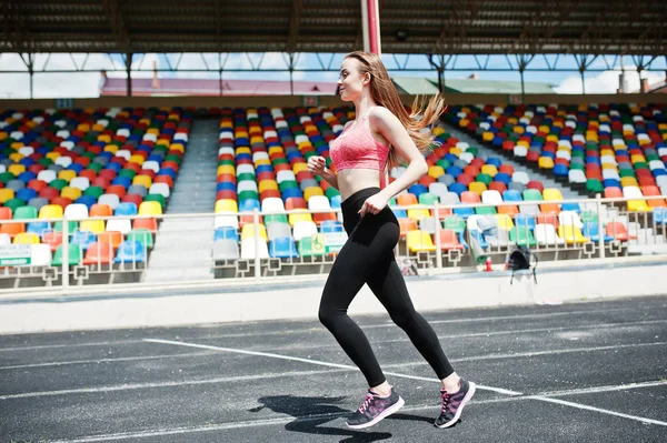 Fitness fille sportive en vêtements de sport au stade de sports de plein air. Hap ! — Photo