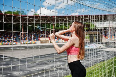 Fitness sportif kız spor giyim ve stadiu poz güneş gözlüğü