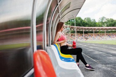 Fitness spor stadyum açık spor, sportif kız. Hap'ı