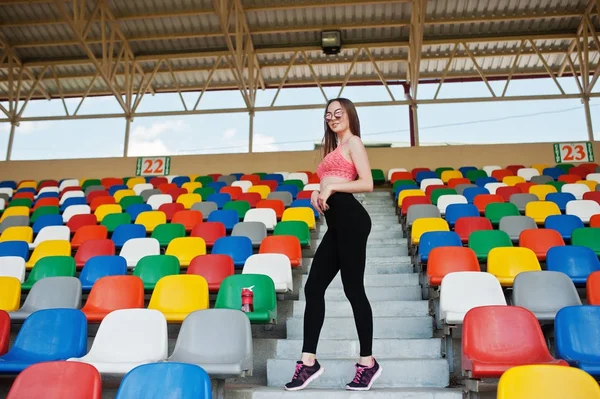 스포츠 및 stadiu에서 행 세 하는 선글라스에 피트 니스 스포티 소녀 — 스톡 사진