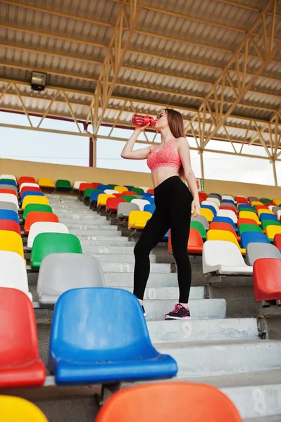 De sportieve meisje fitness in sportkleding en zonnebril gesteld op Everbr — Stockfoto