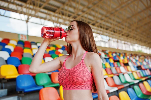 Fitness menina desportiva em sportswear e óculos de sol posou no stadiu — Fotografia de Stock