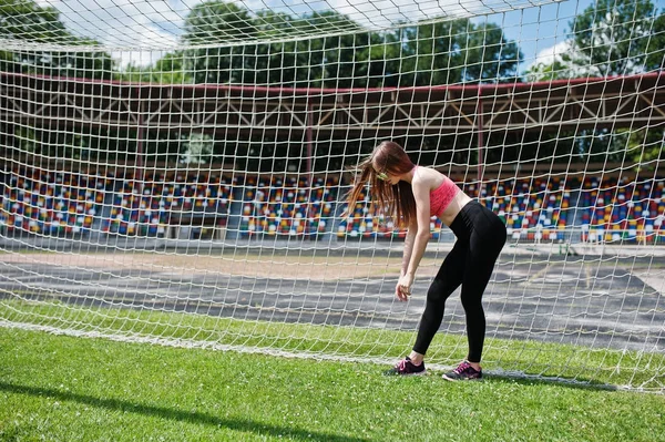 Fitness ragazza sportiva in abbigliamento sportivo e occhiali da sole in posa allo stadiu — Foto Stock