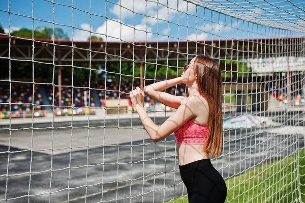 Fitness sportif kız spor giyim ve stadiu poz güneş gözlüğü