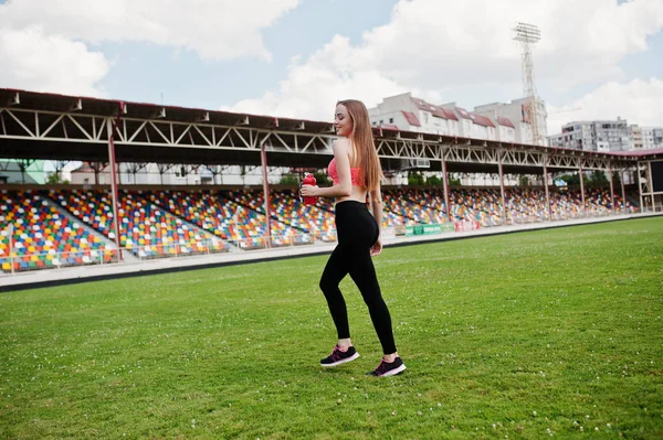 Fitness fille sportive en vêtements de sport au stade de sports de plein air. Hap ! — Photo