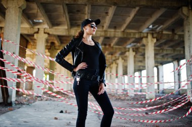 Seksi kadın FBI ajanı, abadoned yer.