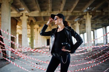 Seksi kadın FBI ajanı, abadoned yer.