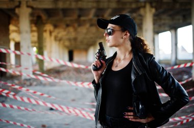 Seksi kadın FBI ajanı, abadoned yer.