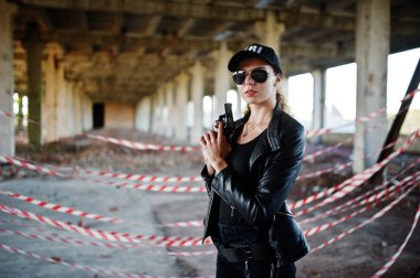 Seksi kadın FBI ajanı, abadoned yer.