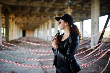 Seksi kadın FBI ajanı, abadoned yer.