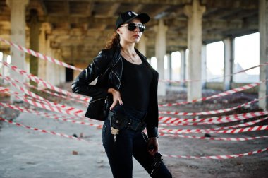 Seksi kadın FBI ajanı, abadoned yer.