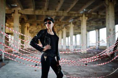 Seksi kadın FBI ajanı, abadoned yer.