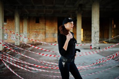 Seksi kadın FBI ajanı, abadoned yer.