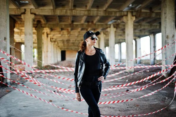 Seksi kadın FBI ajanı, abadoned yer.