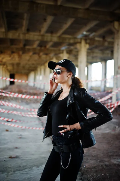 Seksi kadın FBI ajanı, abadoned yer.