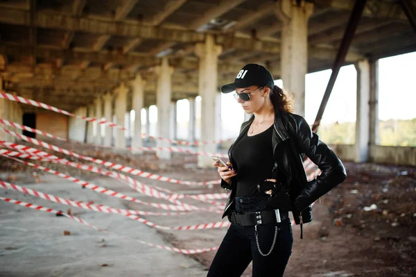 Sexy FBI female agent at abadoned place. — Stock Photo, Image