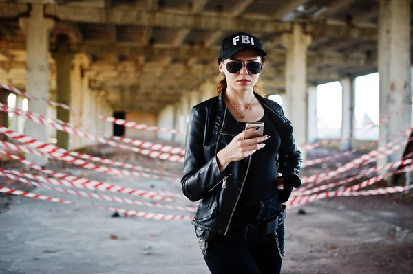 Seksi kadın FBI ajanı, abadoned yer.