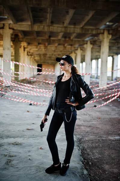 Seksi kadın FBI ajanı, abadoned yer.