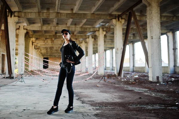 Seksi kadın FBI ajanı, abadoned yer.