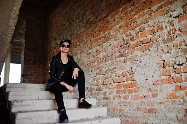 Seksi kadın FBI ajanı, abadoned yer.