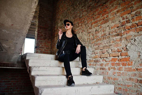 Seksi kadın FBI ajanı, abadoned yer.