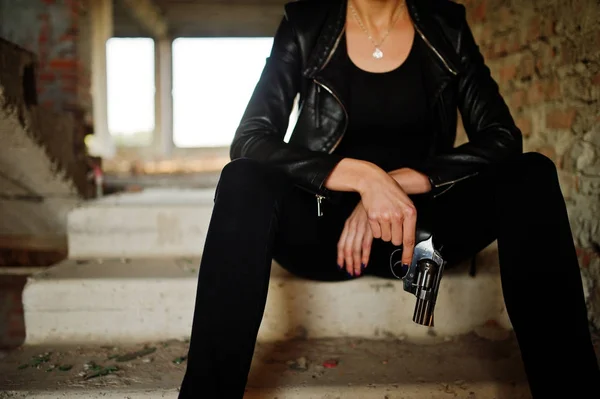 Agent féminin sexy du FBI à l'endroit abadonné . — Photo