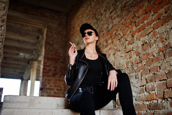 Seksi kadın FBI ajanı, abadoned yer.