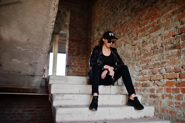 Seksi kadın FBI ajanı, abadoned yer.