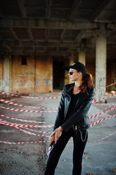 Seksi kadın FBI ajanı, abadoned yer.