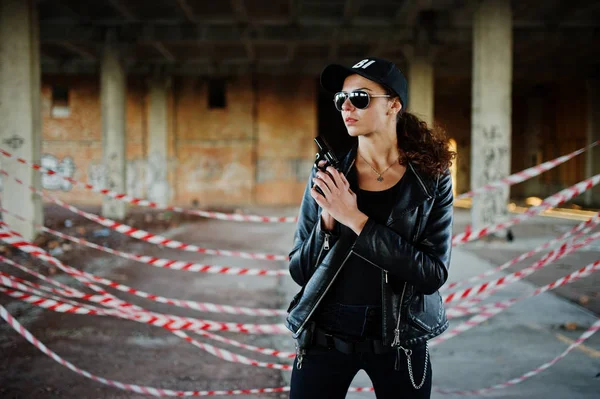 Seksi kadın FBI ajanı, abadoned yer.